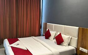 Hotel Dumas Near Airport